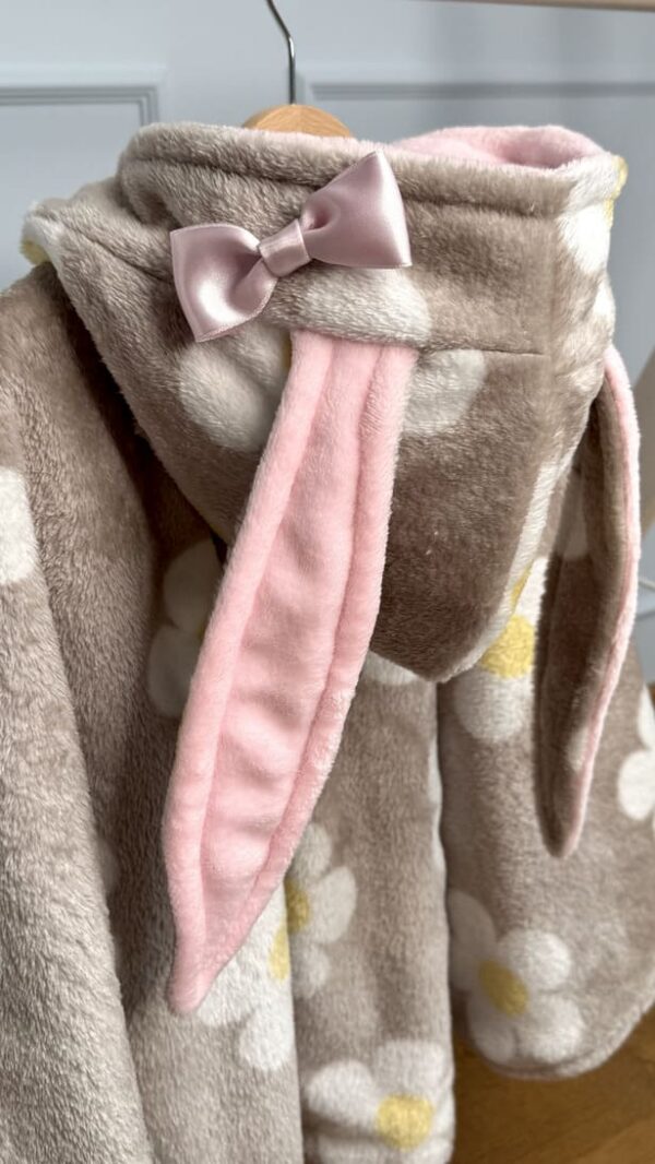 Lilleline beež autosõidu poncho jänesekõrvade ja lipsuga, lapsele vanusega 1-3 aastat