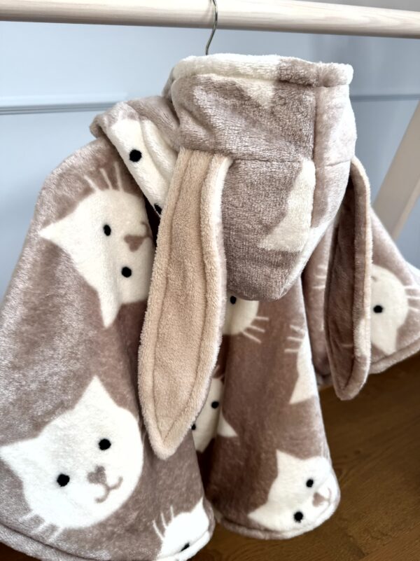 Armas kassidega autosõidu poncho lapsele vanuses 1-3 aastat