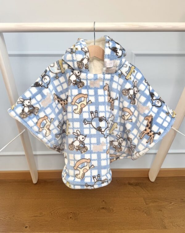 Kõrvakestega, kiikhobudega ja kaelkirjakutega autosõidu poncho lapsele vanuses 0-1 aastat