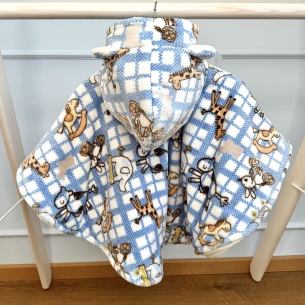 Kõrvakestega, kiikhobudega ja kaelkirjakutega autosõidu poncho lapsele vanuses 0-1 aastat