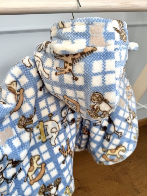 Kõrvakestega, kiikhobudega ja kaelkirjakutega autosõidu poncho lapsele vanuses 0-1 aastat