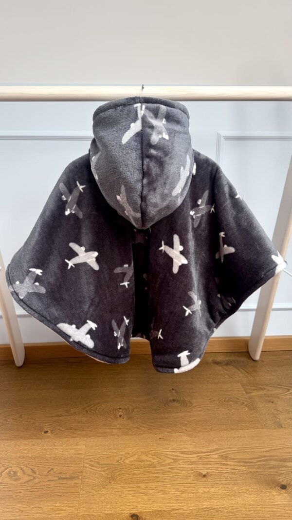 Tumesinine lennukitega autosõidu poncho lapsele vanuses 1-3 aastat