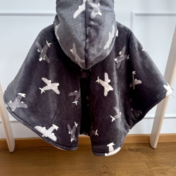 Tumesinine lennukitega autosõidu poncho lapsele vanuses 1-3 aastat