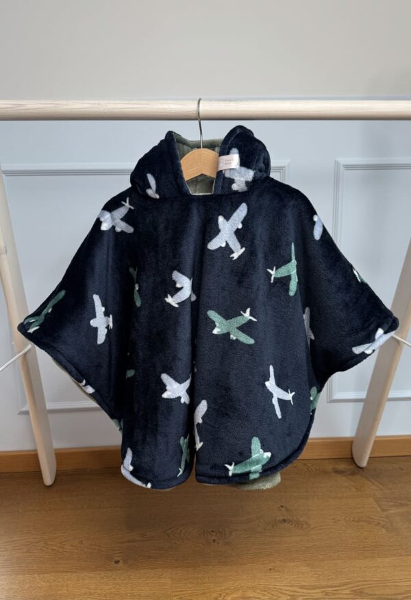 Tumesinine lennukitega autosõidu poncho lapsele vanuses 1-3 aastat