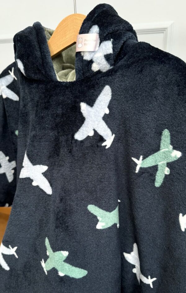 Tumesinine lennukitega autosõidu poncho lapsele vanuses 1-3 aastat