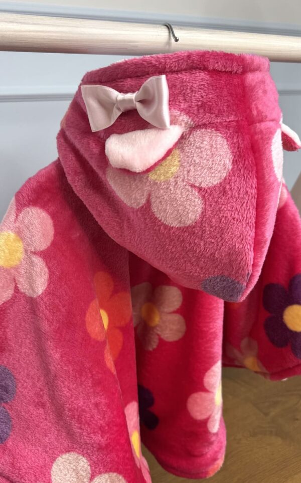 Erkroosa lilleline autosõidu poncho lapsele vanuses 1-3 aastat