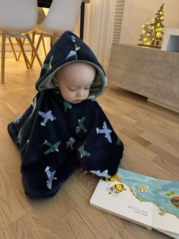 Tumesinine lennukitega autosõidu poncho lapsele vanuses 1-3 aastat