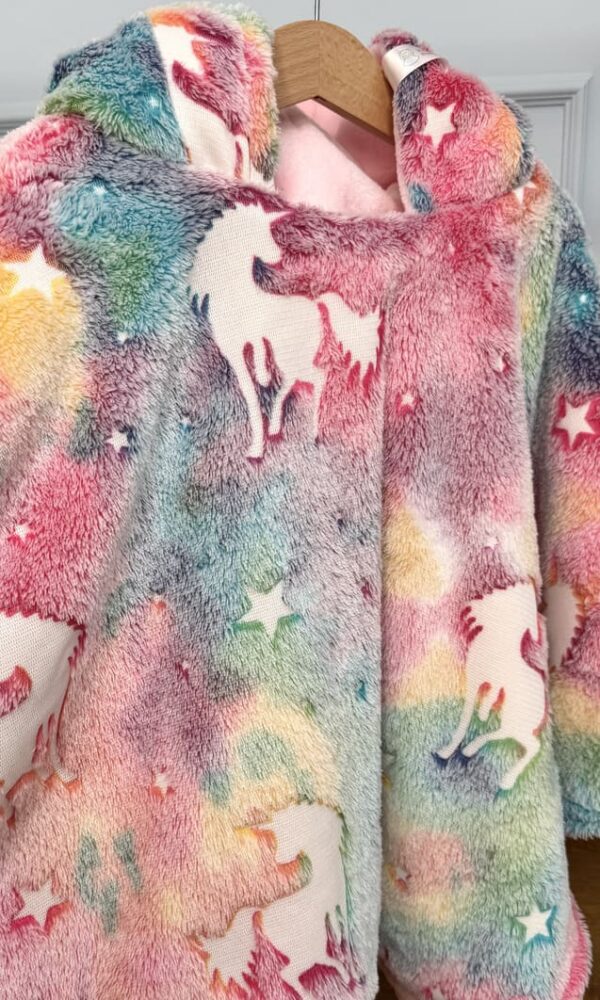 Värviline ükssarvikutega autosõidu poncho lapsele vanuses 3-5 aastat