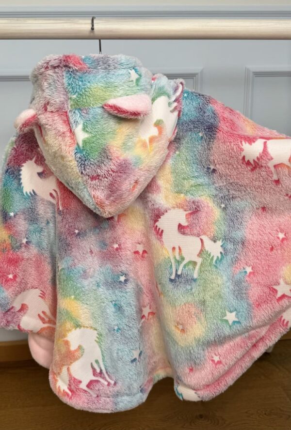 Värviline ükssarvikutega autosõidu poncho lapsele vanuses 1-3 aastat